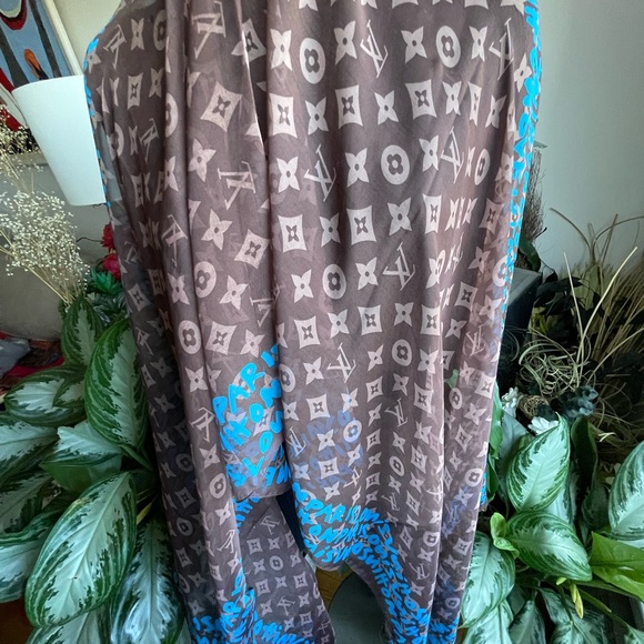 Louis Vuitton Monogram Graffiti Wrap/Shawl Scarf. - Picture 15 of 15